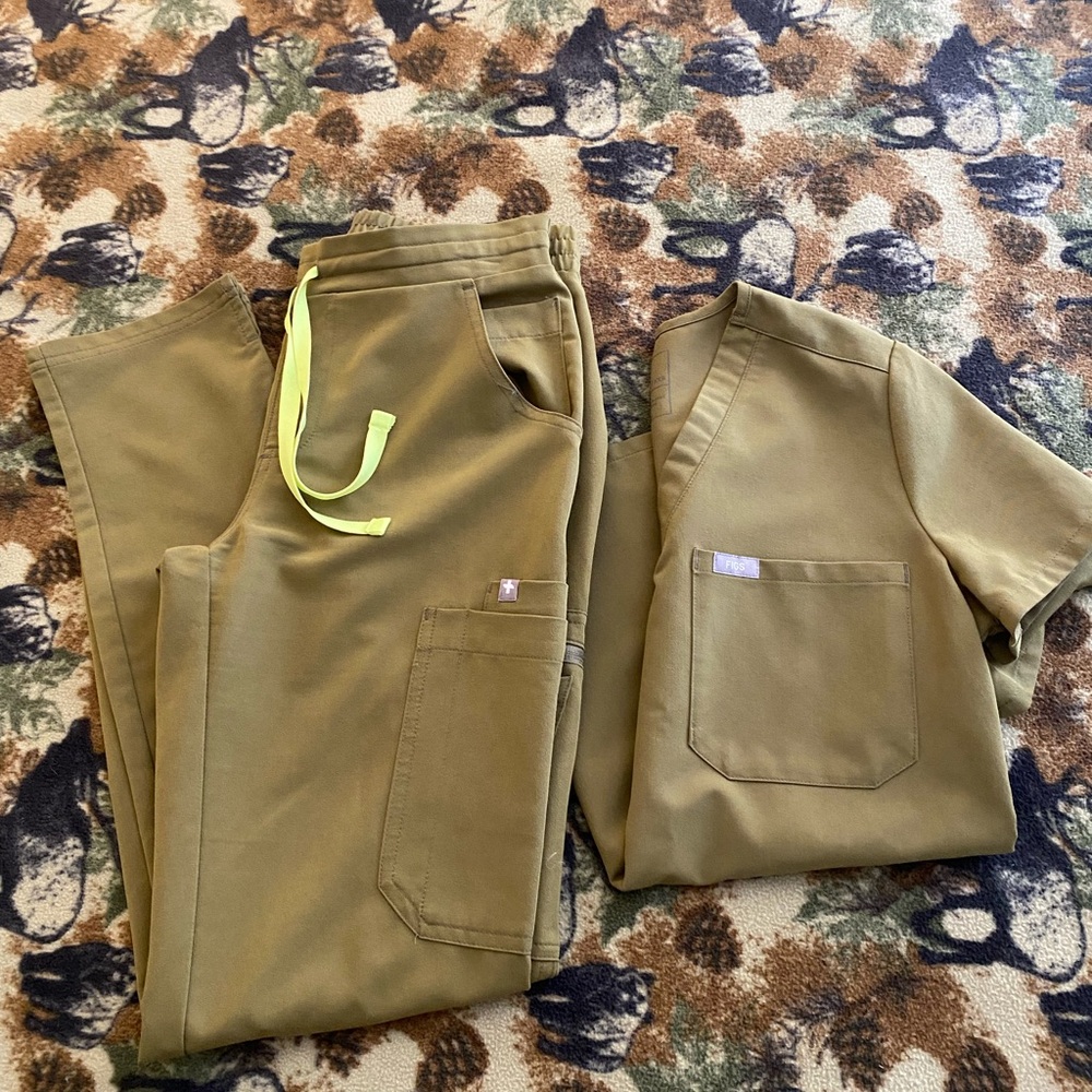 Figs Women’s XXS scrub set in the color Martini Olive.